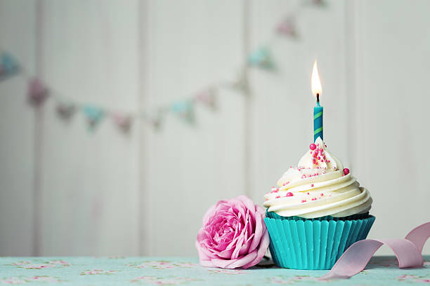 cumpleaños magdalena con glaseado - ribbon nobody cupcake celebration fotografías e imágenes de stock