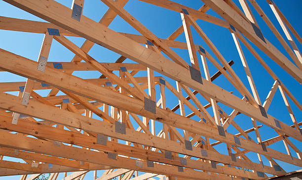 dachkonstruktion. holz-dachrahmen-haus-bau. - home addition attic timber roof beam stock-fotos und bilder