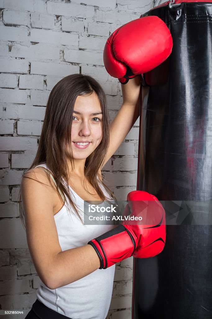 Chica joven con guantes de boxeo - Foto de stock de Adolescente libre de derechos