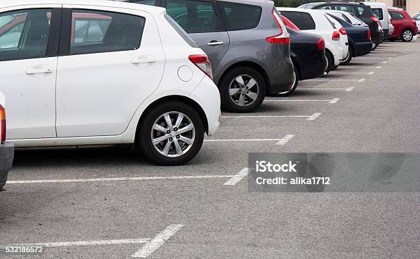 Los Automóviles En El Estacionamiento En Fila Foto de stock y más banco de imágenes de Aparcamiento - Aparcamiento, Señal de aparcamiento, Aparcar