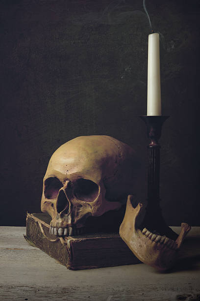 vanitas con cráneo, reserve y velas - vanitas fotografías e imágenes de stock