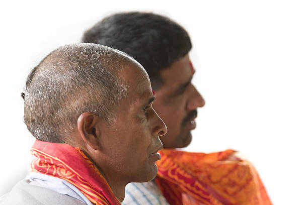 dos nepali brahman mantra en fondo blanco canta - buddhist puja fotografías e imágenes de stock