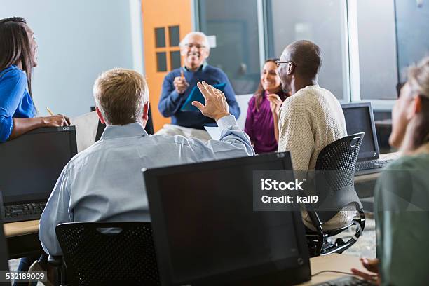 Ältere Schüler In Klasse Anhebung Hand Stockfoto und mehr Bilder von Älterer Student - Älterer Student, Unterrichten, Klassenzimmer