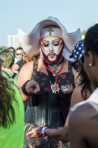 irmãs do perpétuo extravagância - editorial vertical homosexual people imagens e fotografias de stock