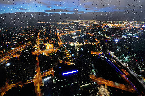 raining los edificios de la ciudad de melbourne - yarras edge fotografías e imágenes de stock