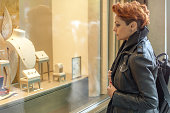 frau-schaut-in-einem-shop-fenster-mit-schmuck.jpg?b=1&s=170x170&k=20&c=0G67A3txyYITFRgZ41BRnLFBg5sjITA_5zgmgfQmI9A=