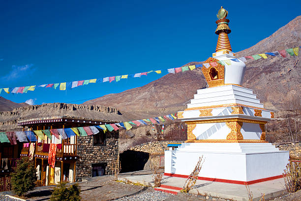 gompa budista y el monasterio en muktinath, nepal - muktinath fotografías e imágenes de stock