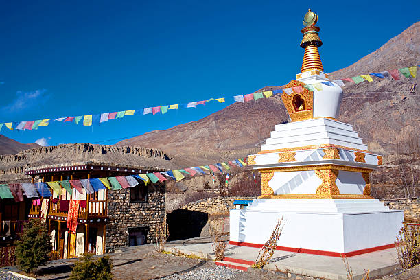 gompa e mosteiro budista em muktinath, nepal - muktinath - fotografias e filmes do acervo