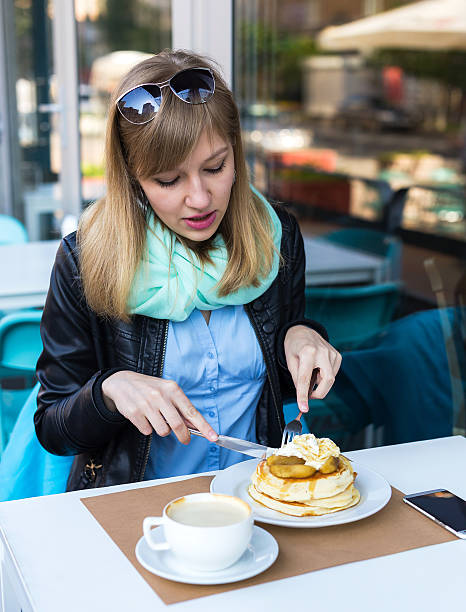 bellissima ragazza mangia la prima colazione - business blurred motion text messaging defocused foto e immagini stock