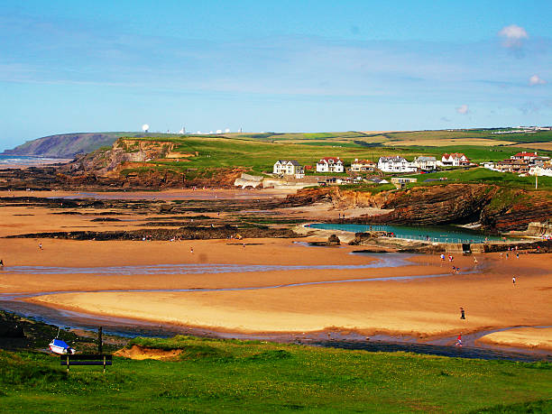 summerleaze beach - bude photos et images de collection