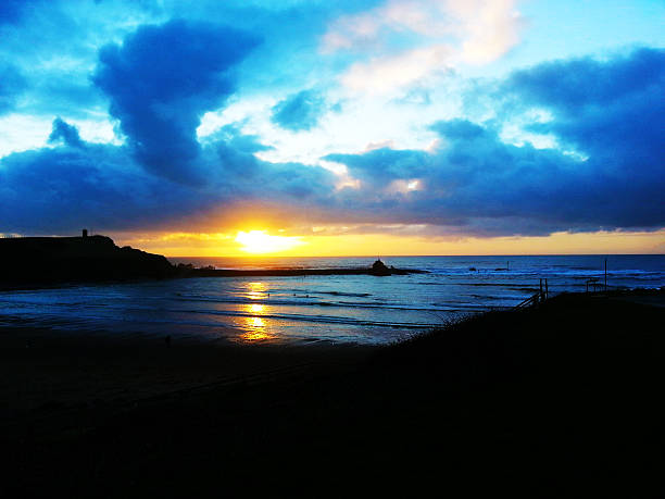 coucher de soleil sur la plage - bude photos et images de collection