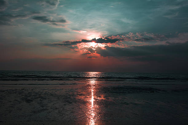 złośliwy wschodu do zachodu słońca czerwony niebie na morzu. - orange county california beach zdjęcia i obrazy z banku zdjęć