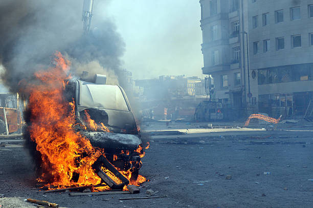 burning van con llamas grandes y negro para no fumadores - war crimes fotografías e imágenes de stock