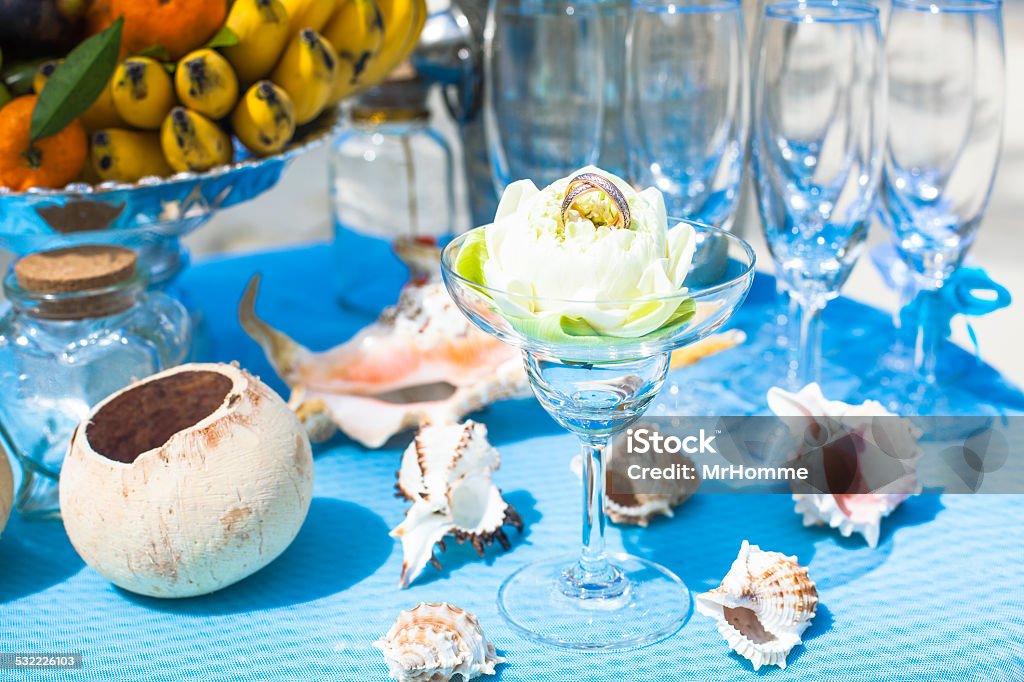 Hochzeitszeremonie am Strand Dekorationen Tisch mit Obst und Champagner - Lizenzfrei 2015 Stock-Foto