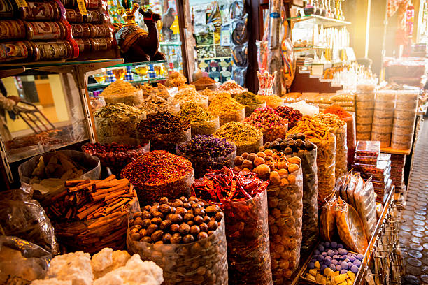 las especias de las comidas en the spice souk en dubai - cardamom spice herb food fotografías e imágenes de stock