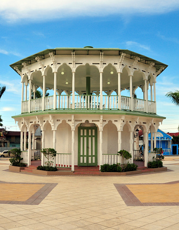 Puerto Plata, Dominican republic: the 'Glorieta', octogonal wooden built Victorian bandstand in the central park - Glorieta victoriana, Plaza Independencia - photo by M.Torres