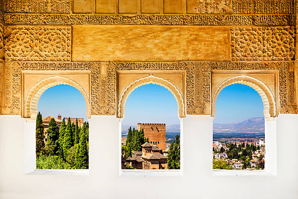 fenster in der alhambra in granada, spanien. - andalusien stock-fotos und bilder