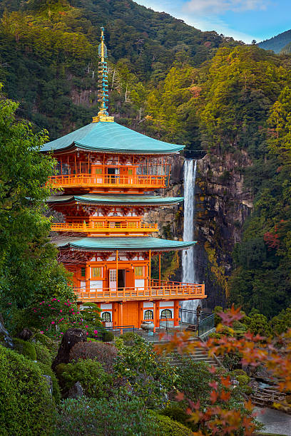pagoda di seiganto-ji tempio di wakayama, giappone - shinto japan temple nature foto e immagini stock