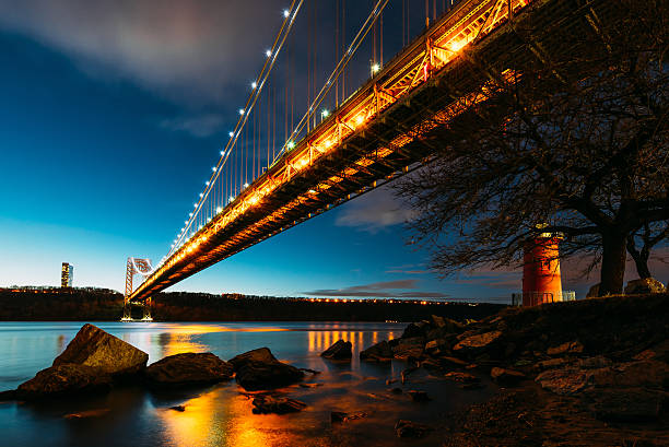 george washington bridge at night with lights on - archicture imagens e fotografias de stock