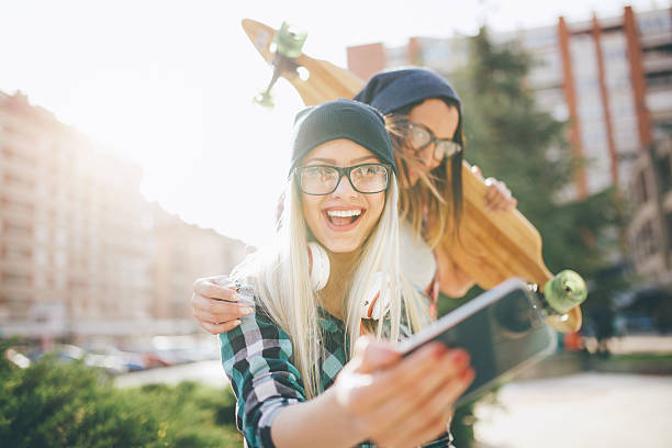 hipster freundinnen ein selfie aufnehmen in städtischen stadt - city life urban scene skateboarding skateboard stock-fotos und bilder