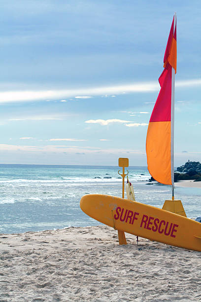surf recurso a calma antes da tempestade - surf rescue imagens e fotografias de stock