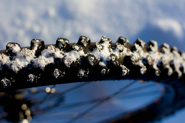 冬のスタッズ付き自転車タイヤ - extreme terrain powder snow winter snow ストックフォトと画像