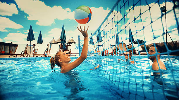 amici a giocare a pallavolo in piscina. - volleyball net leisure activity beach foto e immagini stock