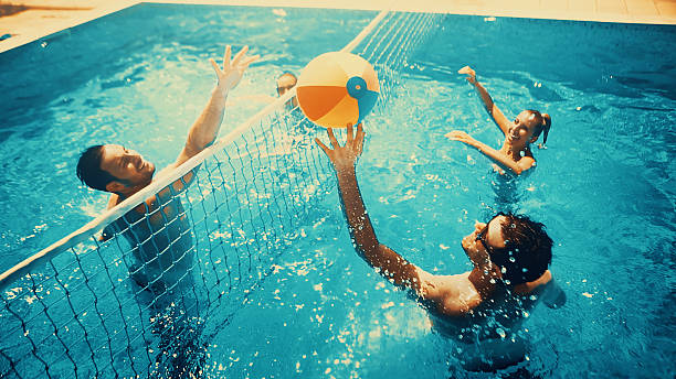przyjaciele gry w siatkówkę na basenie. - ball pool zdjęcia i obrazy z banku zdjęć