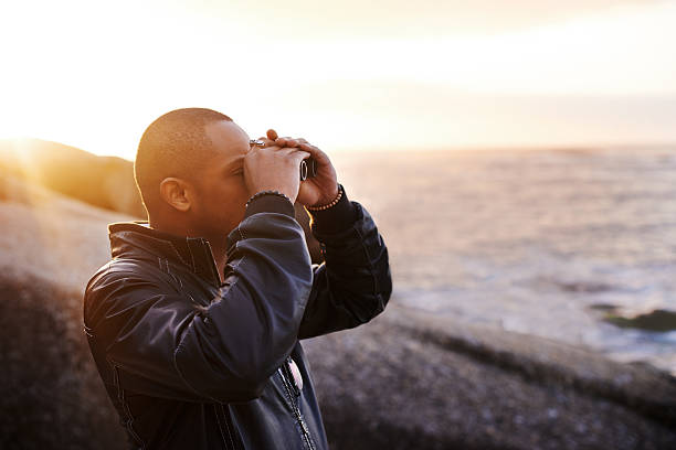 descubre lo que todo el mundo tiene para ofrecer - mirar a través fotografías e imágenes de stock