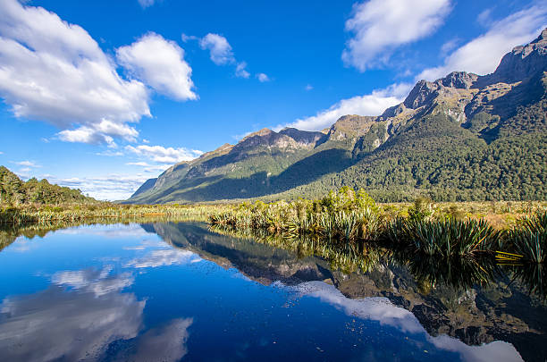 reflexão de conde montanhas no espelho lago. - te anau imagens e fotografias de stock