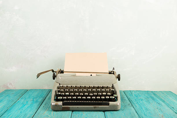 grabadora el lugar de trabajo-de madera escritorio con máquina de escribir - typewriter typing machine old fotografías e imágenes de stock