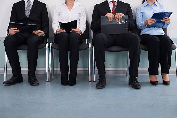 empresários sentado sobre cadeira - unemployment imagens e fotografias de stock