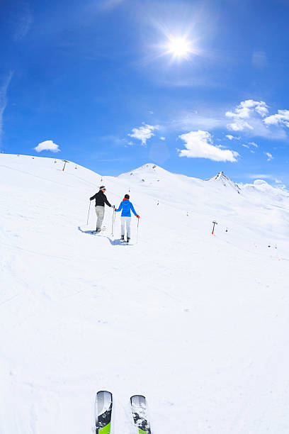 오토클럽 커플입니다 발코니에서 아름다운 겨울맞이 인공눈 풍경 리비뇽 - romance skiing ski resort couple 뉴스 사진 이미지