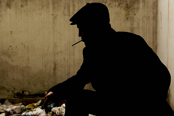 silhouette uomo fumare sigaretta - foto stock