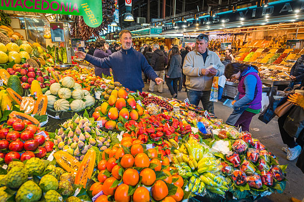 les clients des boutiques dans des étal de marché la boqueria barcelone, espagne - market stall spain fruit trading photos et images de collection