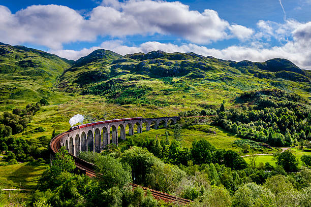 steamtrain auf der glenfinnan viadukt - schottisches hochland stock-fotos und bilder