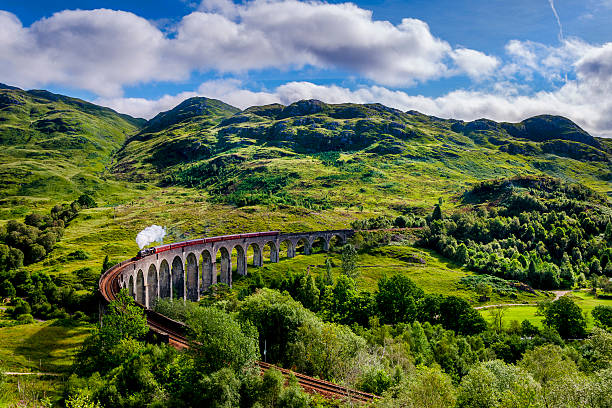 steamtrain グレンフィナン viaduct に - scotland ストックフォトと画像