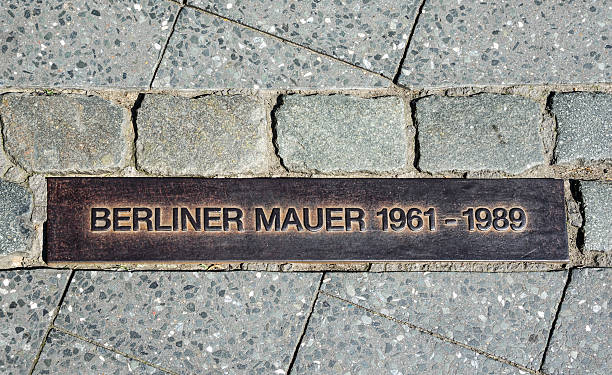 berliner mauer-schild auf der straße, der berliner mauer - west berlin stock-fotos und bilder