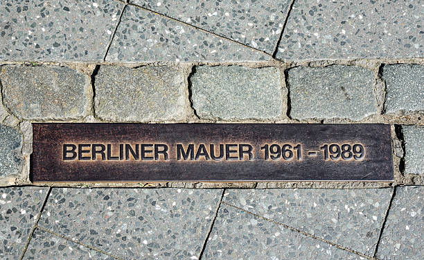 berlin wall sign on the street, berliner mauer - 柏林圍牆 個照片及圖片檔