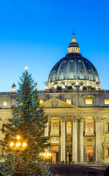 базилика святого петра в ватикане в риме, италия на рождество - cupola people rome lazio стоковые фото и изображения