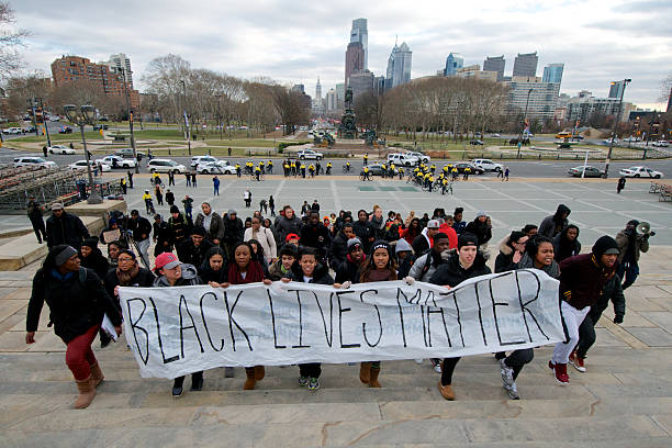 'black mater'抗議生活に、ペンシルバニア州フィラデルフィア - benjamin franklin parkway ストックフォトと画像