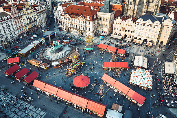 プラハ旧市街広場で - tourist day prague crowd ストックフォトと画像