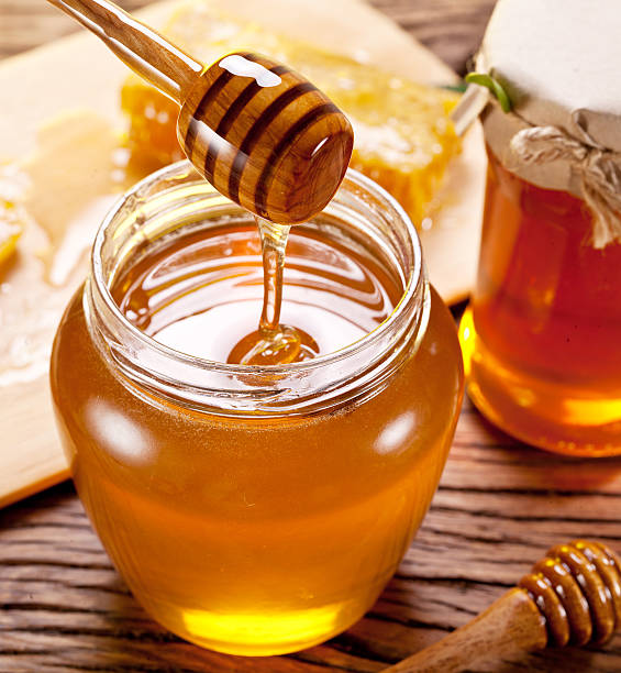 istock Honey flowing into glass can. 532318377