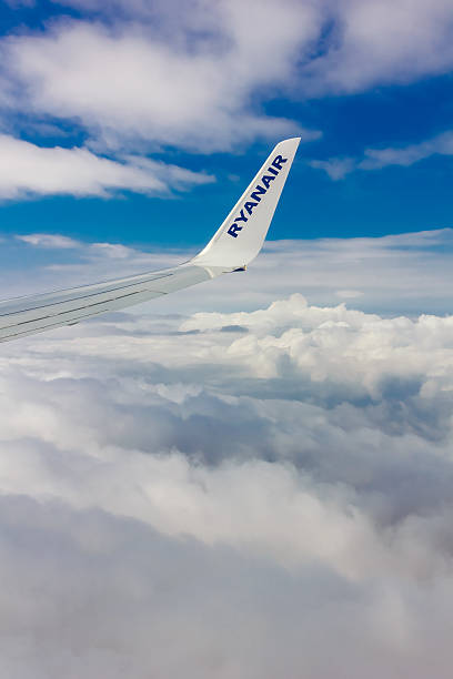 nuvole e cielo visti attraverso la finestra di un aereo - window porthole sky cloudscape foto e immagini stock