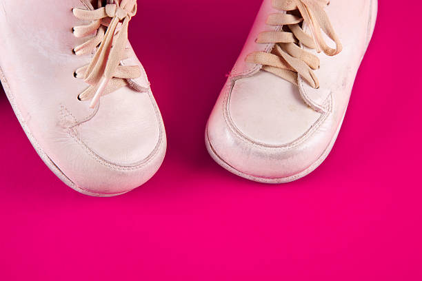 bebê sapatos cor de rosa - round toe shoes imagens e fotografias de stock