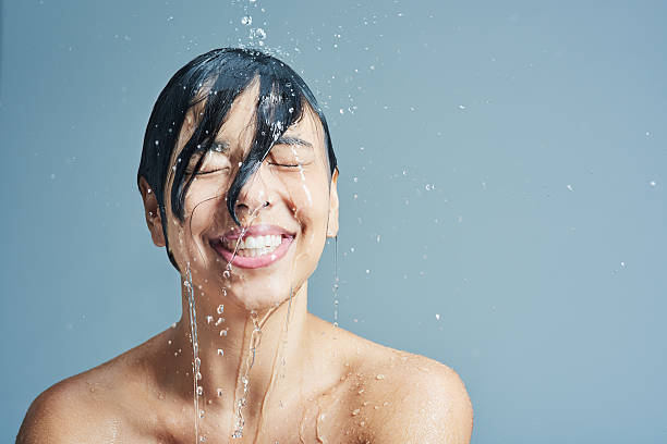 お目覚めには、さわやかな感覚の水 - human face water washing women ストックフォトと画像