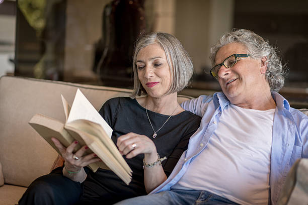 coppia anziana leggendo un libro insieme - italian culture women looking at camera cheerful foto e immagini stock