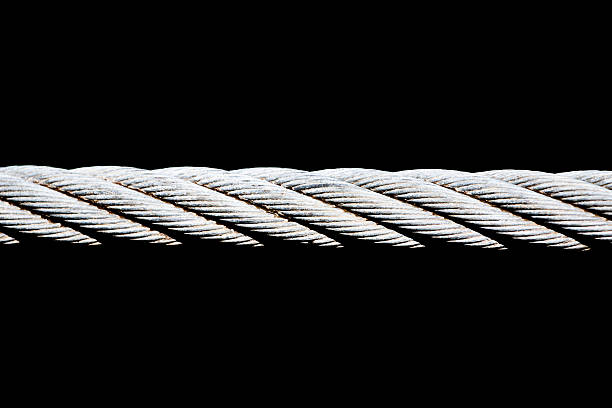 nahaufnahme stahlkabel vor schwarzem hintergrund mit textfreiraum - steel cable wire rope rope textured stock-fotos und bilder