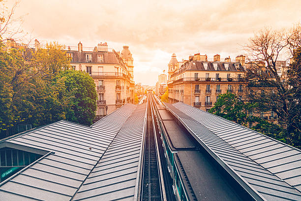 vue sur la ville de paris - paris metro train photos et images de collection