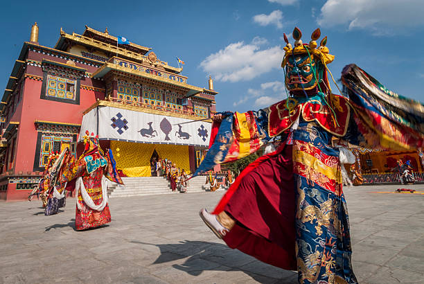 cham-tänzer, shechen kloster, bodhnath, kathmandu, nepal - tibetan culture stock-fotos und bilder